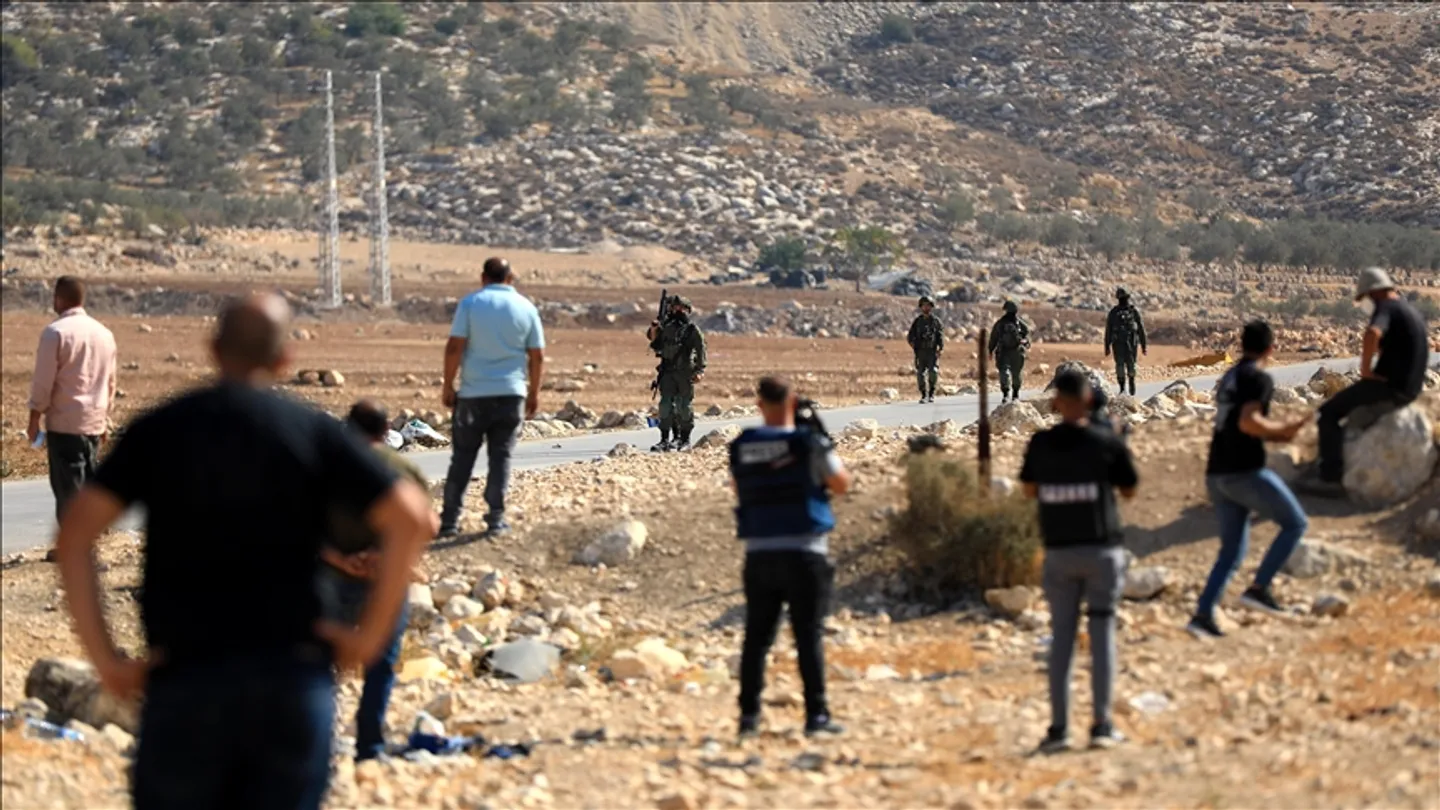 Kolonët e paligjshëm izraelitë punojnë tokat bujqësore palestineze në Hebron për t’i pushtuar