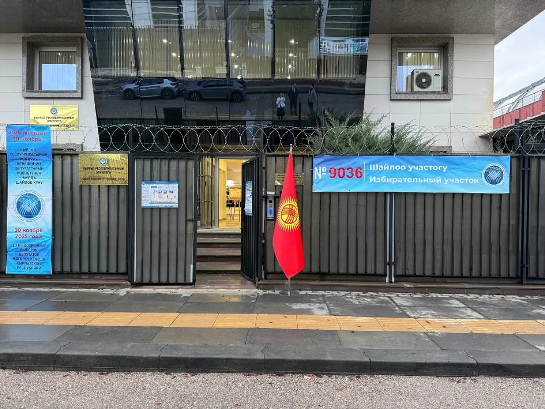 Кыргызстандыктар мөөнөтүнөн мурда парламенттик шайлоо үчүн добуш берип жатышат