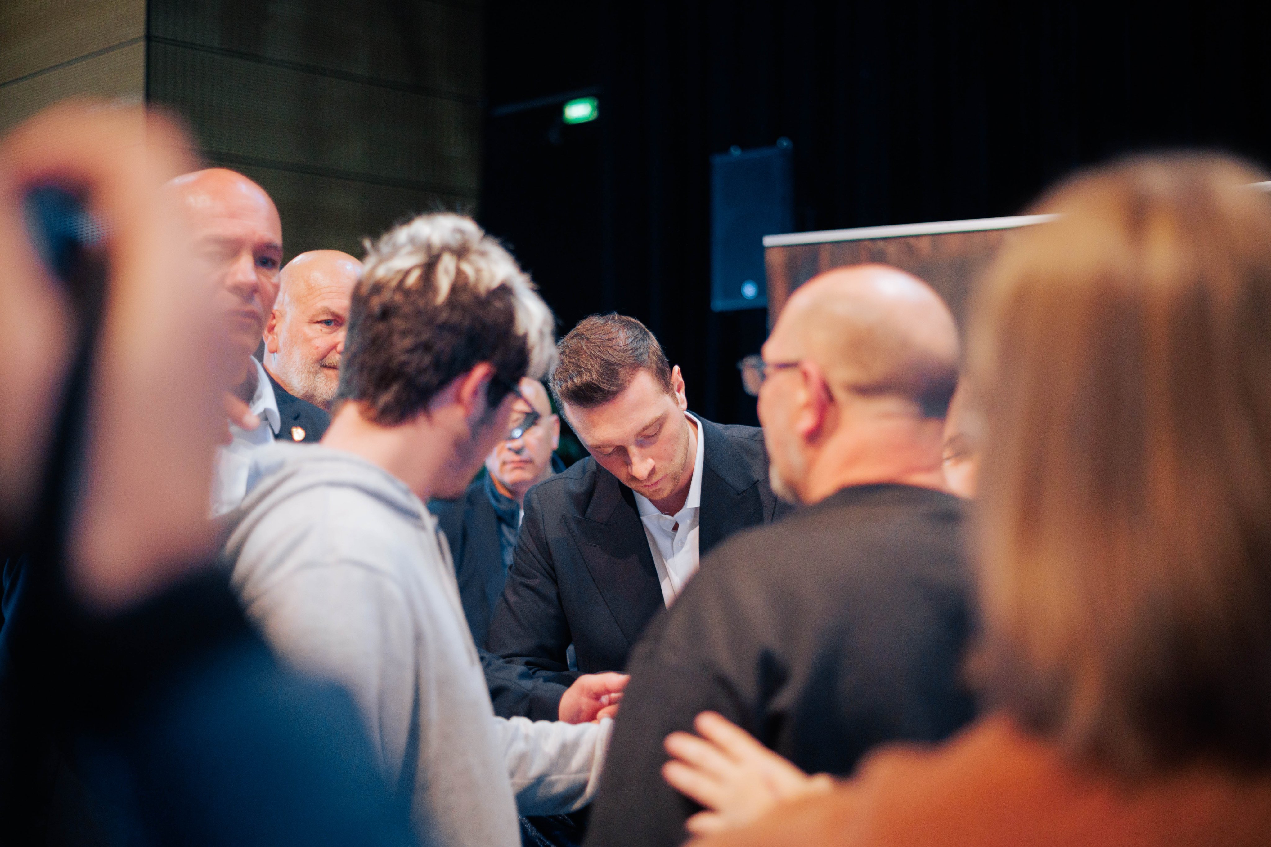 France: le chef d'extrême droite Bardella agressé lors d'une séance de dédicace