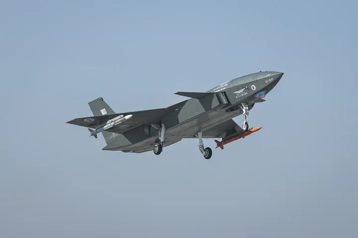 Le drone turc KIZILELMA tire un missile air-air sur une cible en réaction, une première