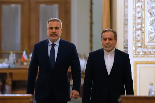 Kryediplomati turk dhe homologu iranian diskutuan mbi hapat për uljen e tensioneve rajonale