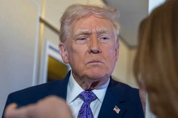 ترامپ ئامېرىكادىكى پاناھلىق ئىلتىماسلىرىنىڭ «ئۇزۇن بىر مەزگىل» توختىتىپ تۇرۇلىدىغانلىقىنى ئېيتتى