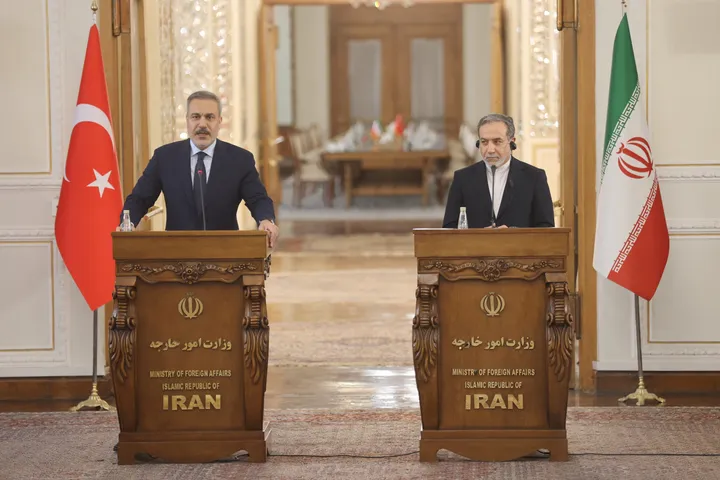 فيدان يؤكد أن رفع العقوبات عن إيران هدف تركيا وعراقي يرحب بتخلي PKK الإرهابي عن سلاحه