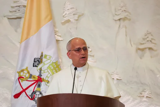 بابا الفاتيكان يدعو اللبنانيين إلى التحلي بـ"شجاعة" البقاء في بلدهم