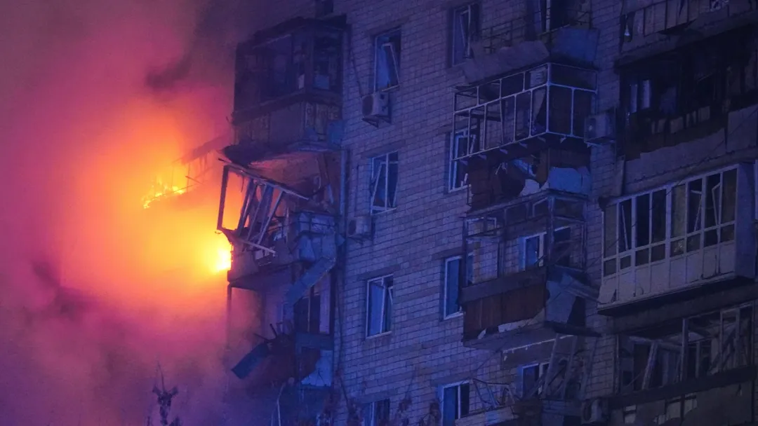 Ataque de drone russo mata uma pessoa e fere outras perto de Kiev