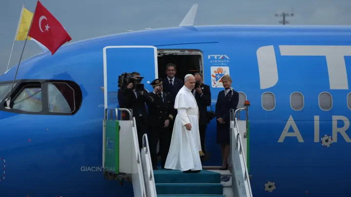 بعد زيارة استمرت أياماً.. رئيس دولة الفاتيكان يصل إلى لبنان قادماً من تركيا