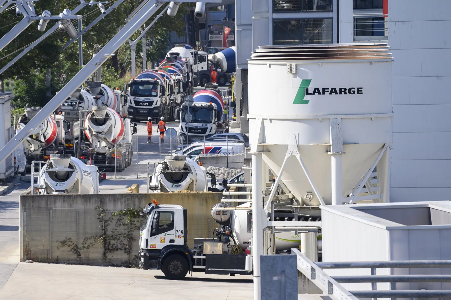 Lafarge goes on trial in Paris over Daesh financing in Syria