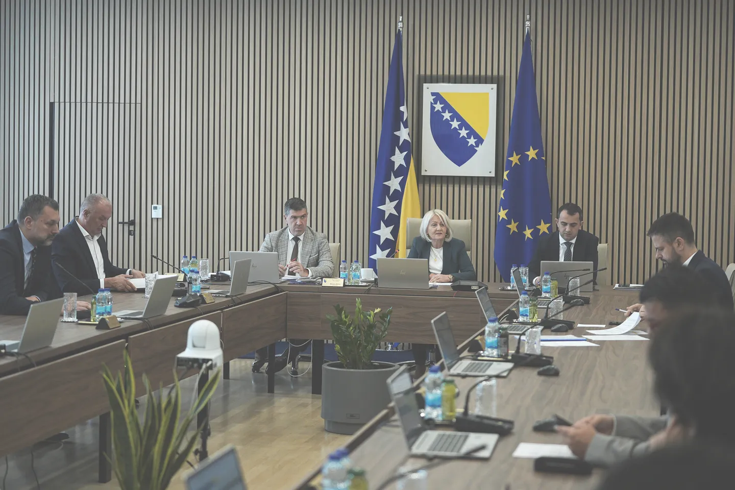 Vijeće ministara BiH usvojilo nacrt budžeta: 1.000 KM pomoći za zaposlenike u državnim institucijama