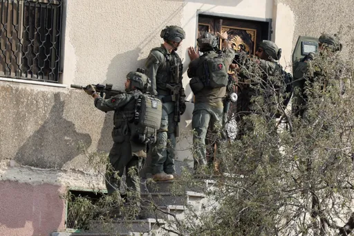 استشهاد طفل خلال قمع قاطفي الزيتون ومستوطنون يصيبون فلسطينيين ويحرقون مساكن ومركبات في الضفة