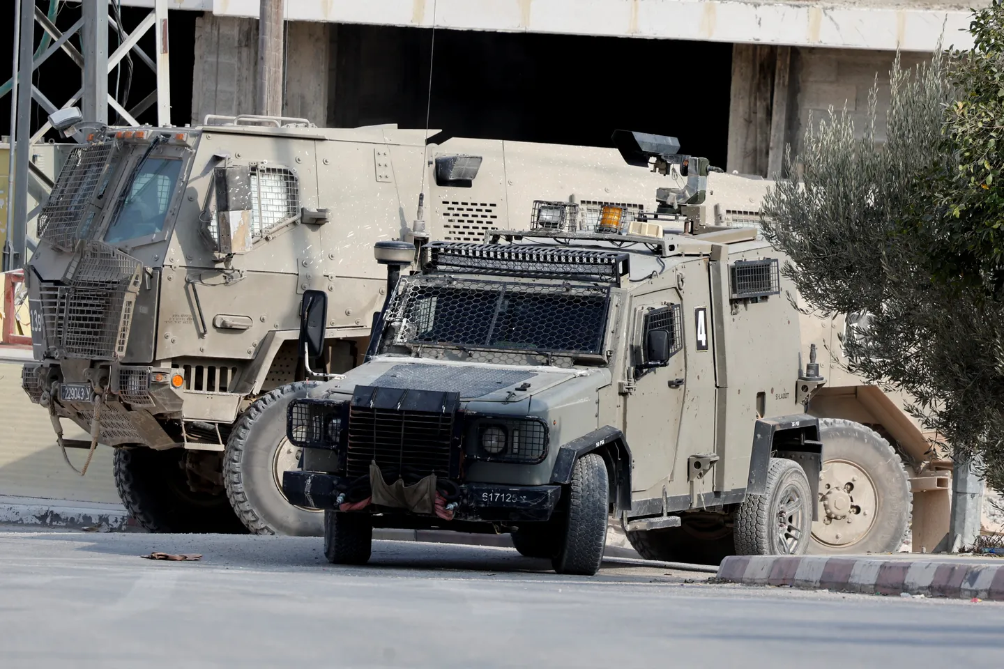 الاحتلال يعتقل 6 فلسطينيين بمدن الضفة.. ومستوطنون يُصيبون 5 أشخاص ويحرقون أرضاً زراعية بالخليل