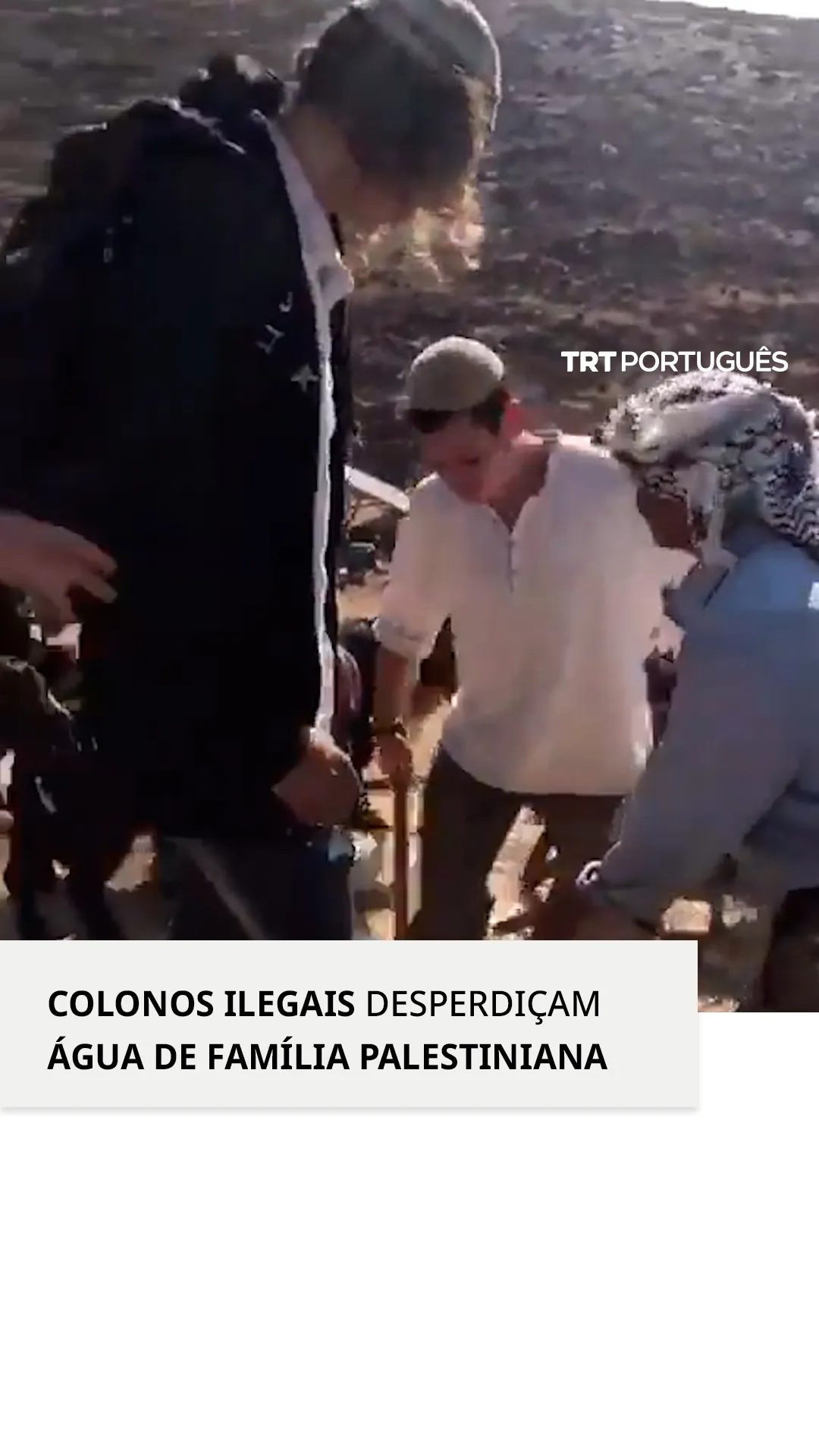 Colonos israelitas ilegais esvaziam o tanque de água de uma família palestiniana