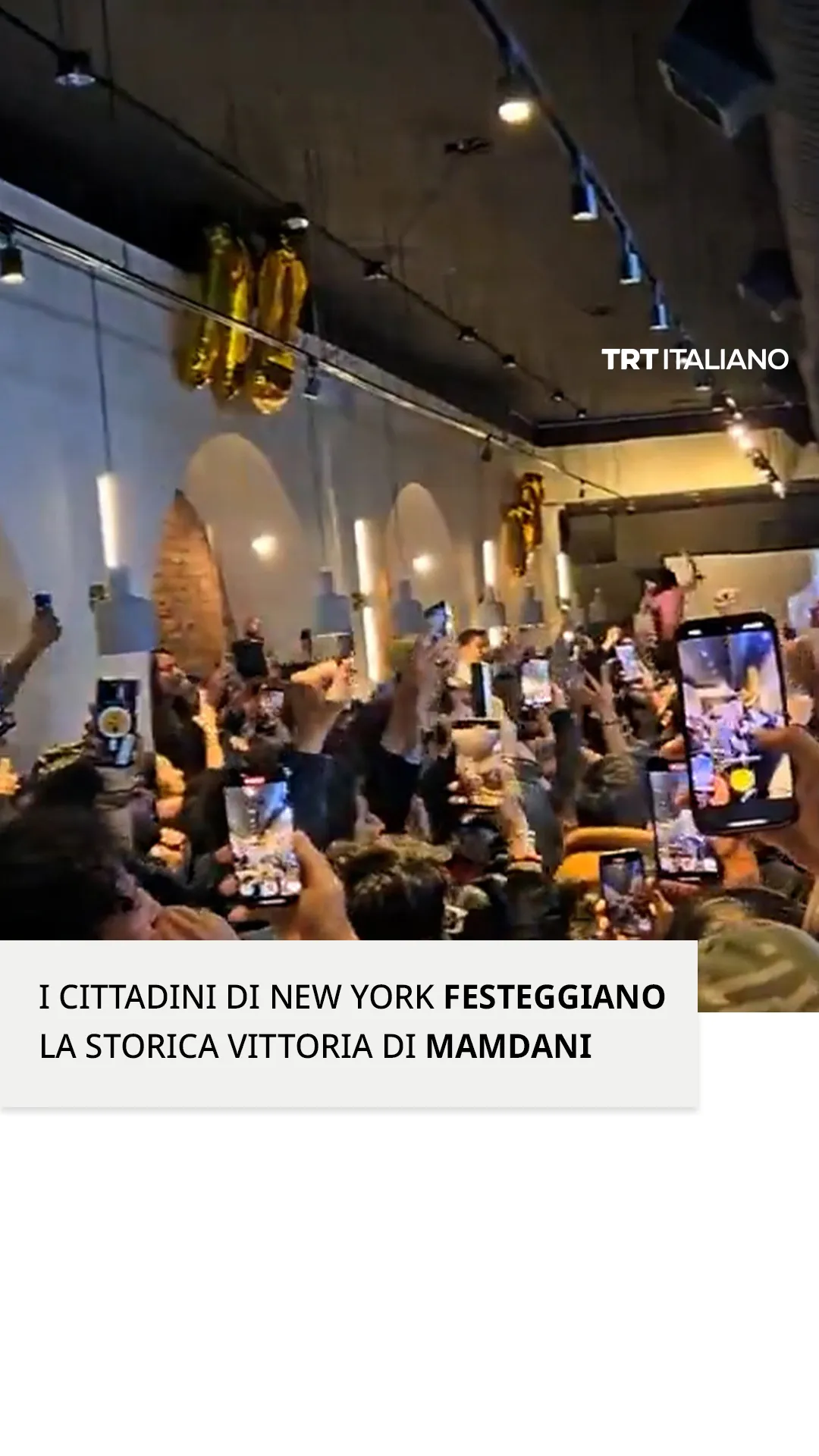 I cittadini di New York festeggiano la storica vittoria di Mamdani alle elezioni