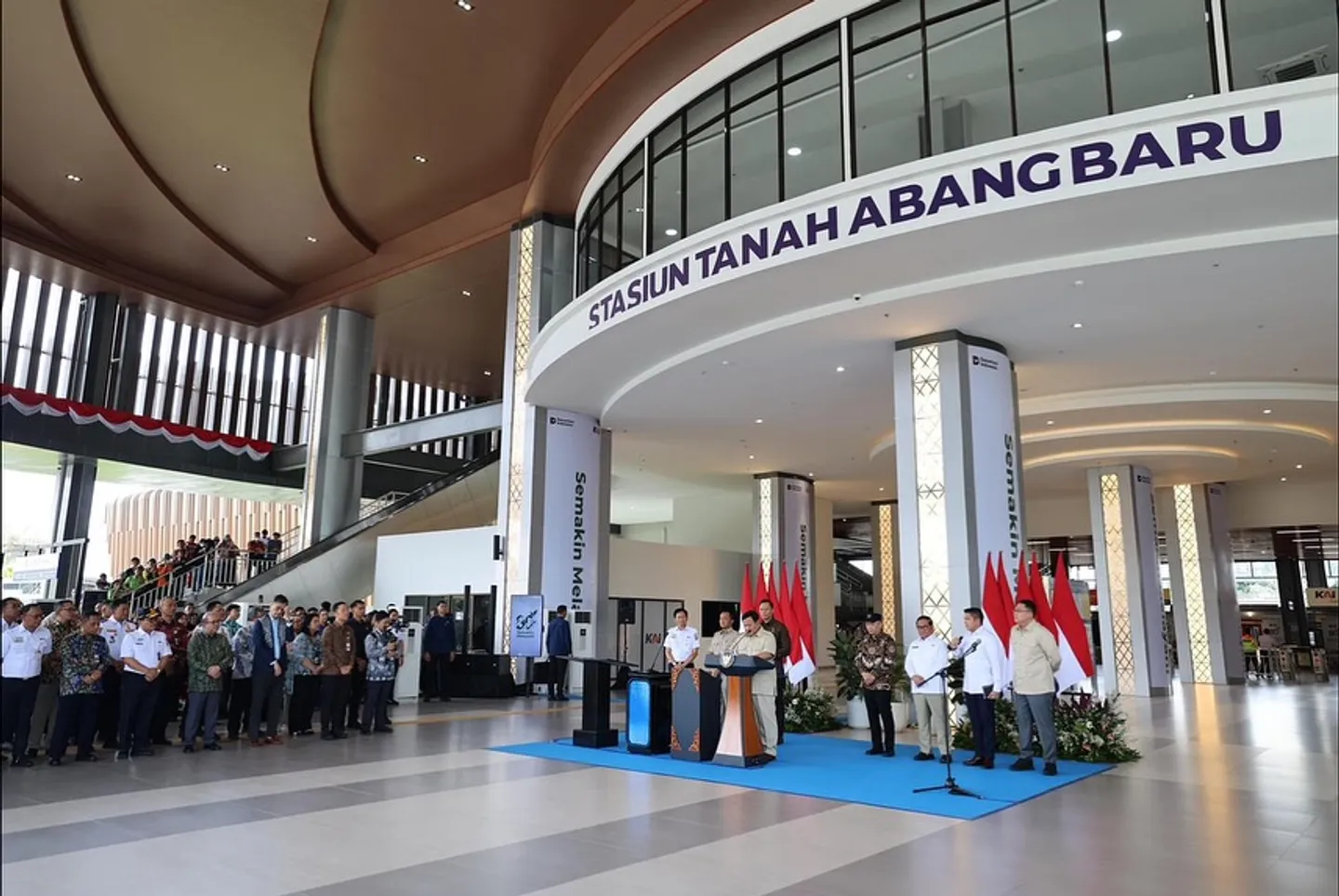 Presiden Prabowo resmikan kereta subsidi untuk petani dan pedagang kecil