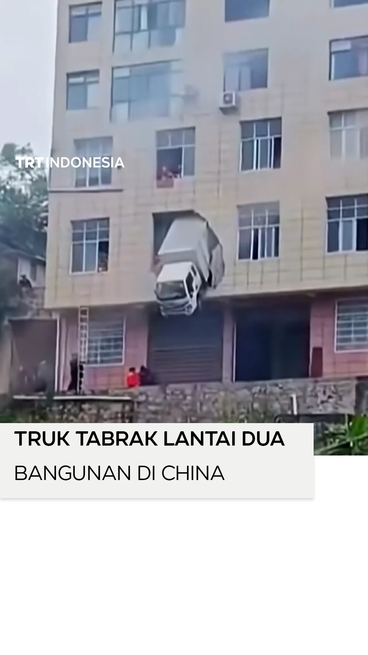 Truk menabrak lantai dua sebuah bangunan di China