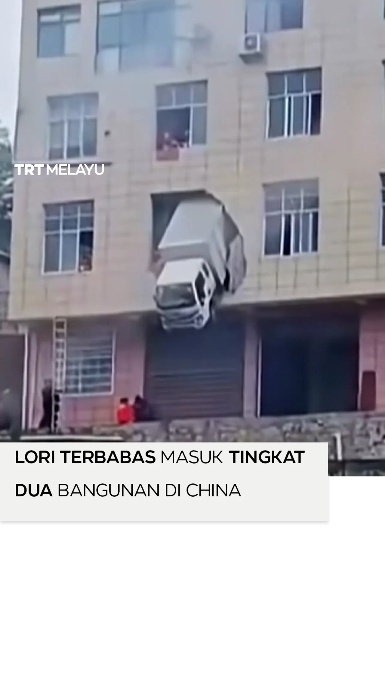 Lori terbabas masuk tingkat dua bangunan di China