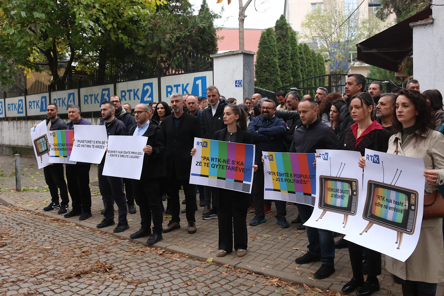 Punëtorët e televizionit shtetëror të Kosovës protestojnë për vonesat e pagave, paralajmërojnë grevë