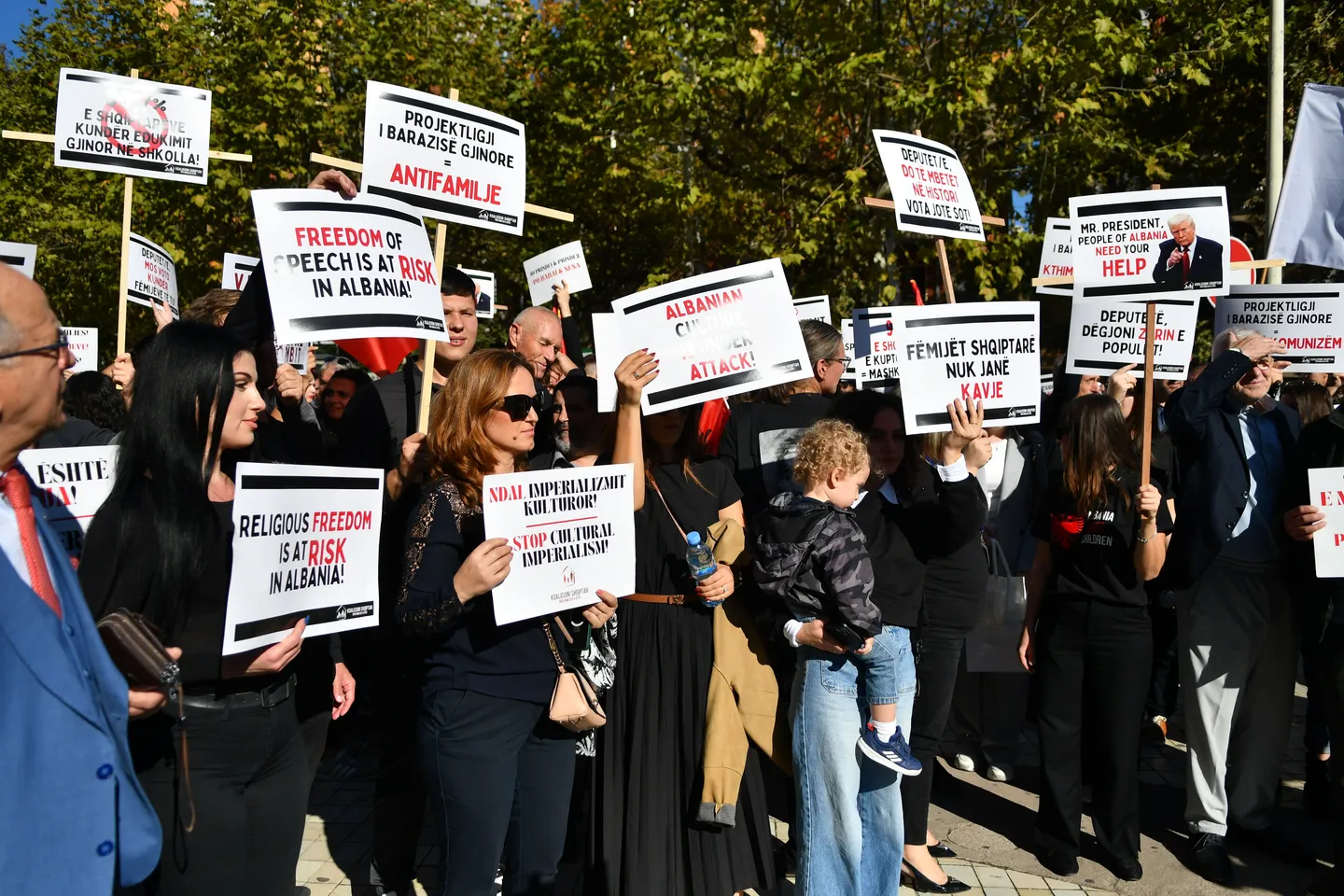 Projektligji për barazinë gjinore nxit protesta para Kuvendit të Shqipërisë