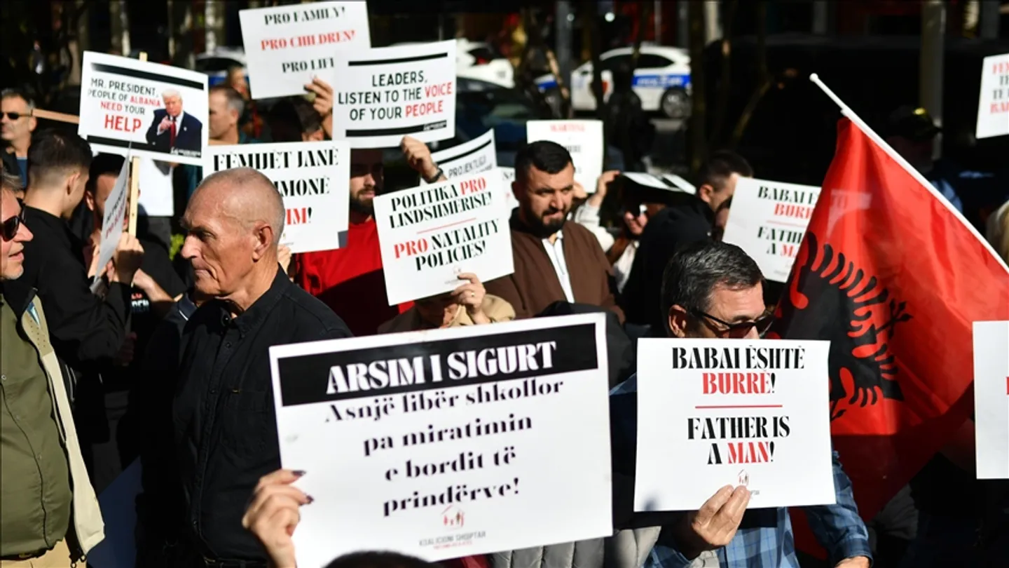 Протест во Албанија против предлог-законот „За родова еднаквост“: Тој е „антинационален и антисемеен“