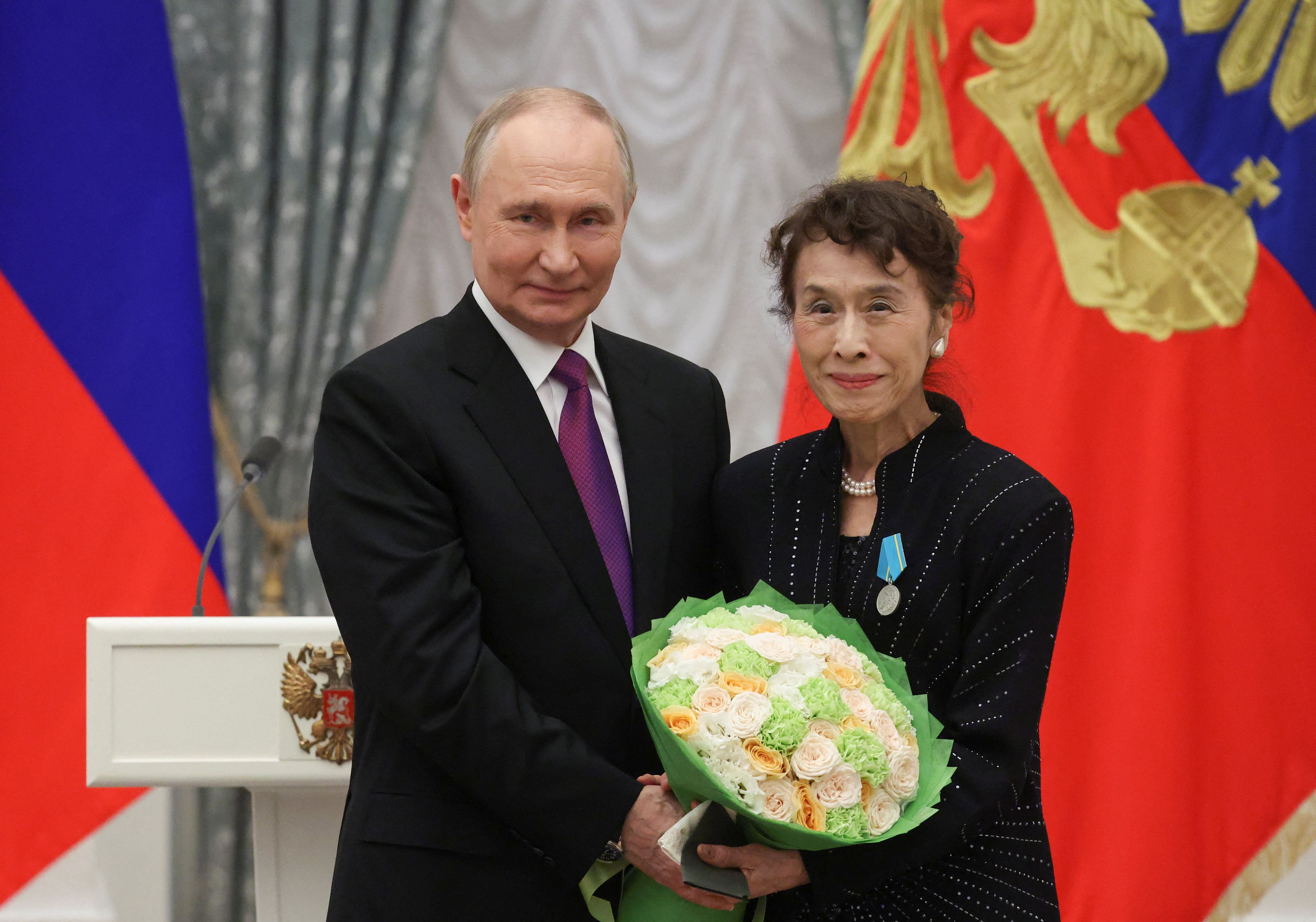 プーチン大統領、栗原小巻氏にプーシキン・メダルを授与 日露文化交流 