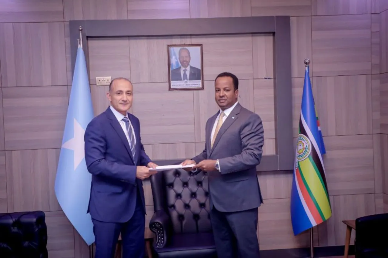 Wasiirka Arrimaha Dibadda Soomaaliya oo waraaqaha aqoonsiga ka guddoomay safiirka cusub ee Masar