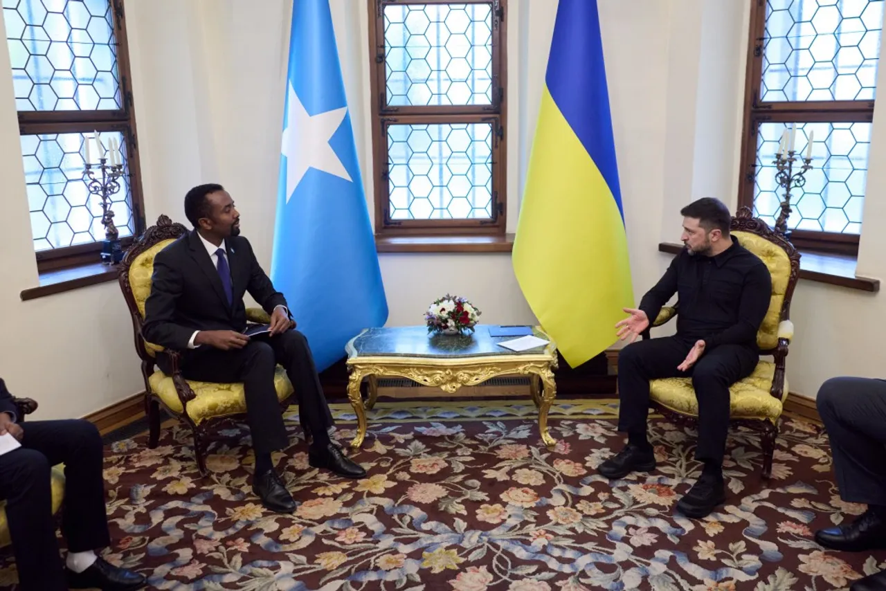 Safiirka cusub ee Soomaaliya oo waraaqihiisa aqoonsiga u gudbiyay Madaxweynaha Ukraine Zelenskyy
