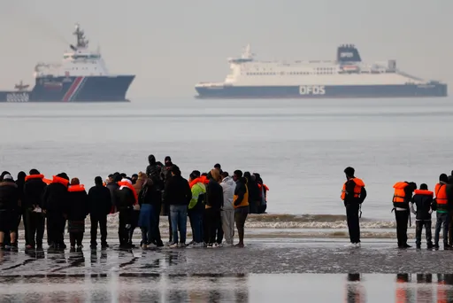 France: l’opération anti-migrants de l’extrême droite britannique dans lareste interdite