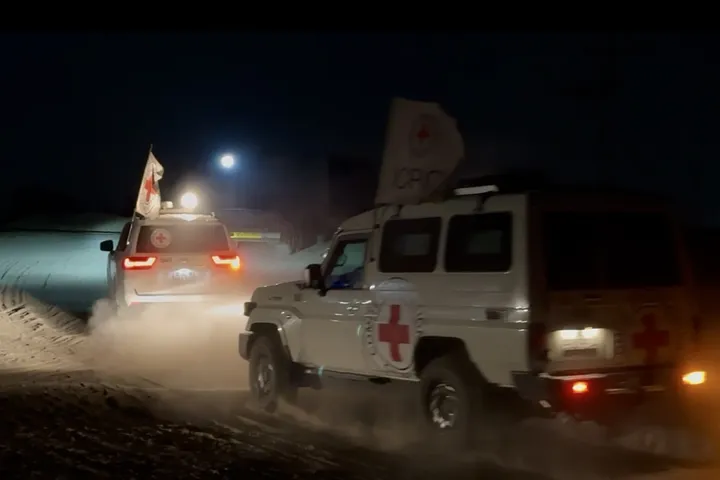 إسرائيل تتسلم عبر الصليب الأحمر رفات أحد أسراها في غزة من القسام وسرايا القدس