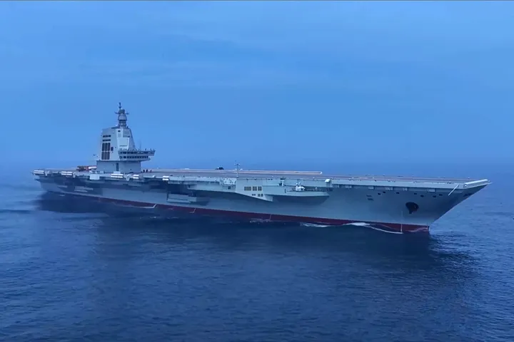 Novo porta-aviões da China entra em serviço, reforçando significativamente o poderio naval