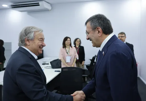Yilmaz i Türkiyes dhe Guterres i OKB-së diskutojnë çështjet rajonale dhe globale në margjinat e COP3
