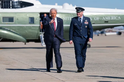 На авиабазе, которую недавно посещал Трамп, введен режим ЧП