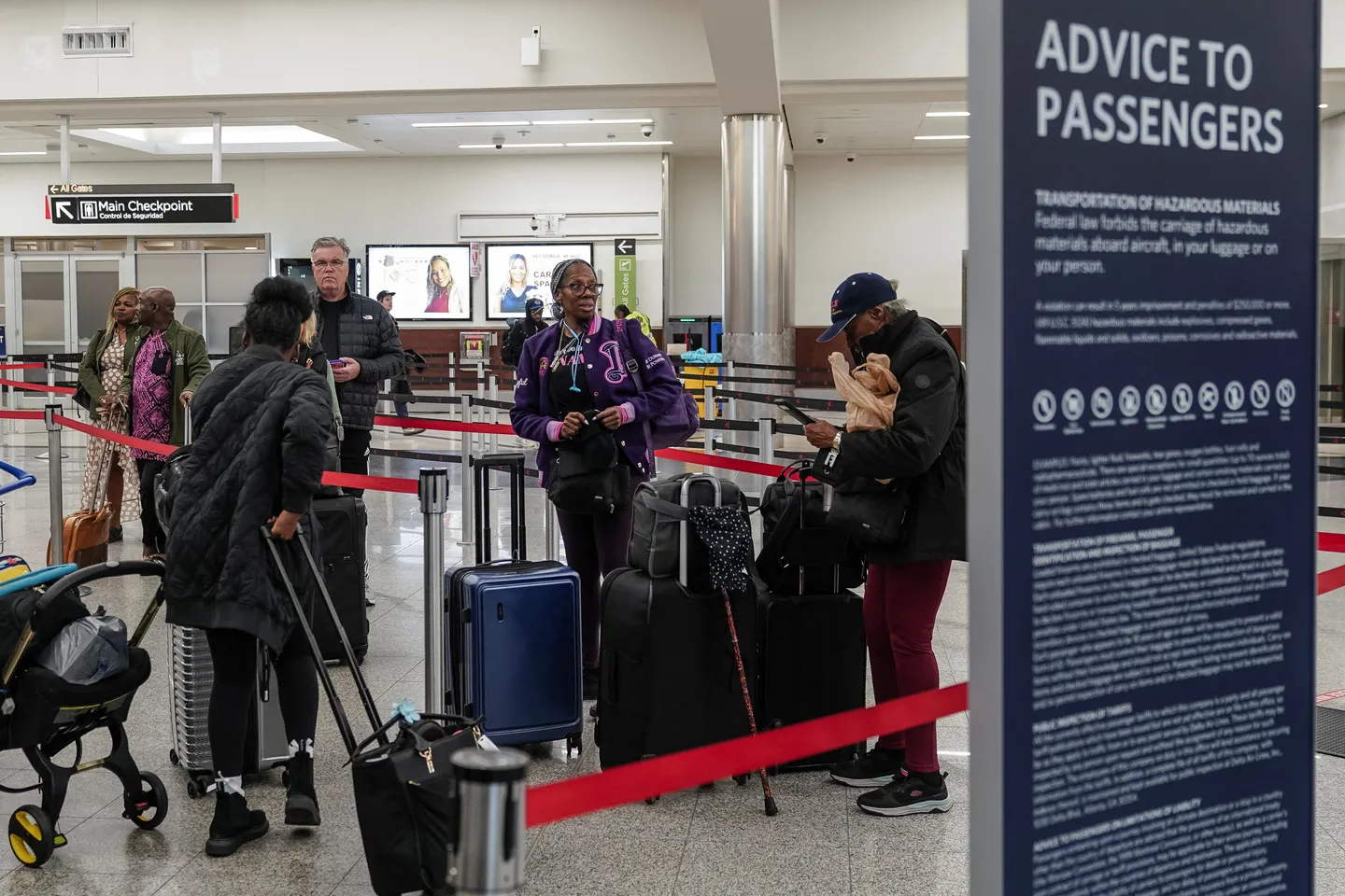 إلغاء مئات الرحلات الجوية الأمريكية مع بدء خفض حركة الطيران بسبب الإغلاق الحكومي