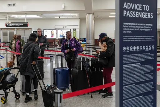 إلغاء مئات الرحلات الجوية الأمريكية مع بدء خفض حركة الطيران بسبب الإغلاق الحكومي