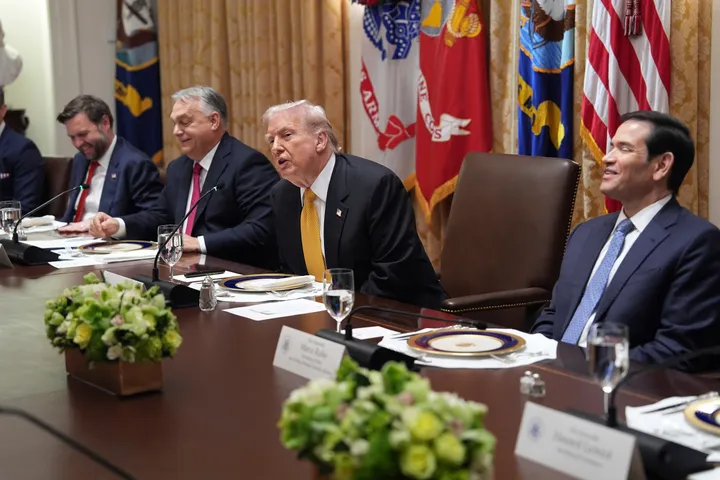 ترامپ ۋېنگىرىيەگە قارىتىلىدىغان جازانى بىر يىل كېچىكتۈردى