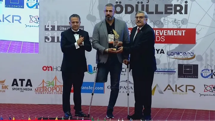 المجلس العالمي للصحفيين يقدم جائزة الصحافة لمصور قناة TRT عربي في غزة سامي شحادة