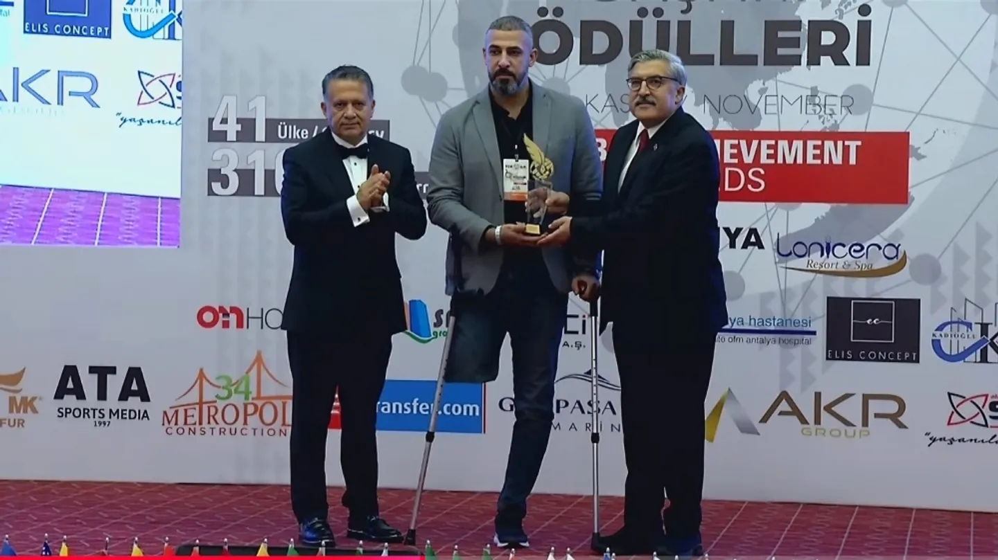 المجلس العالمي للصحفيين يقدم جائزة الصحافة لمصور قناة TRT عربي في غزة سامي شحادة