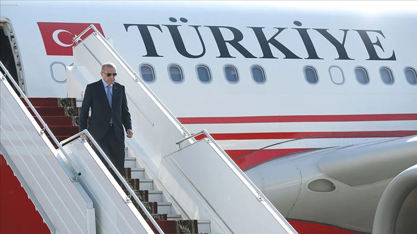 Erdogan arrive à Bakou alors que la Türkiye et l’Azerbaïdjan célèbrent la Journée de la Victoire