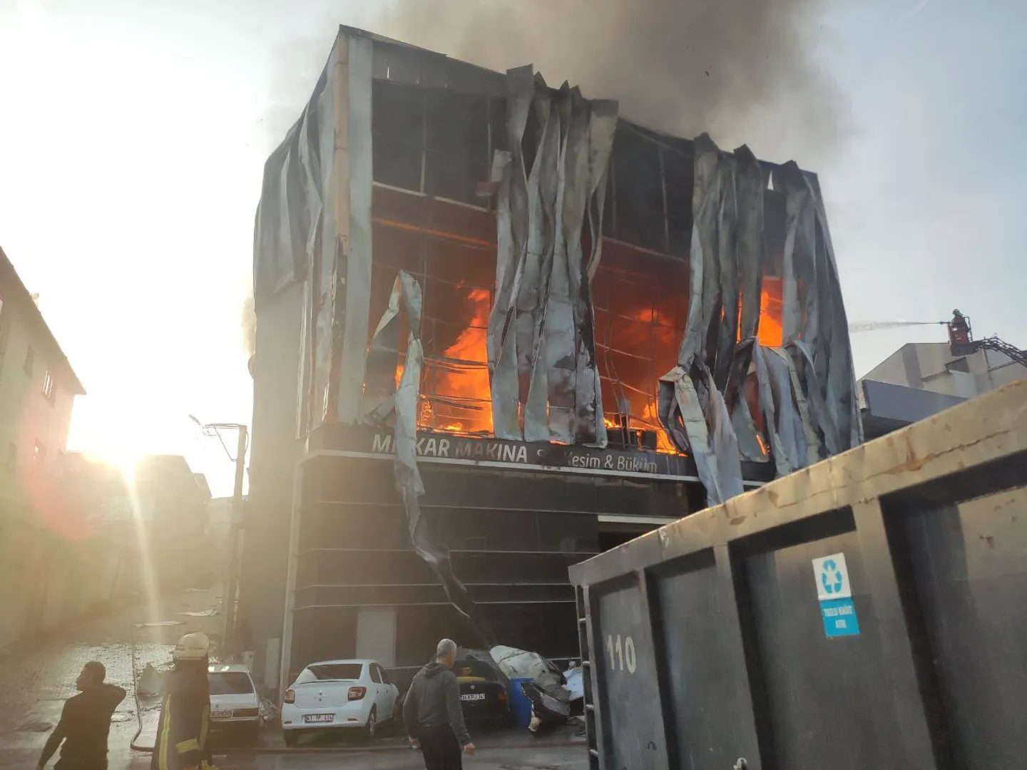 Deadly fire at perfume warehouse kills six in northwestern Türkiye