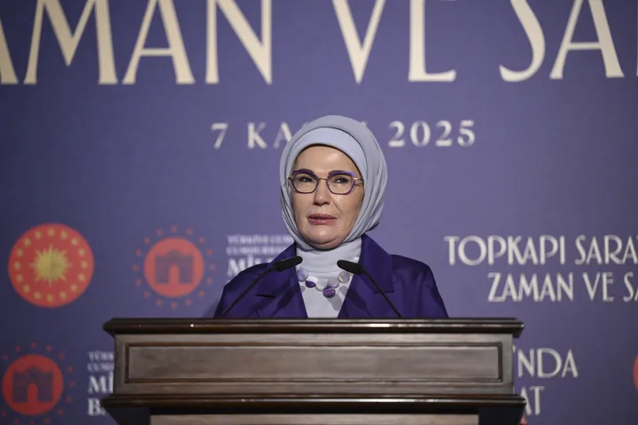 أمينة أردوغان تفتتح جناح الساعات في متحف قصر طوب قابي بإسطنبول