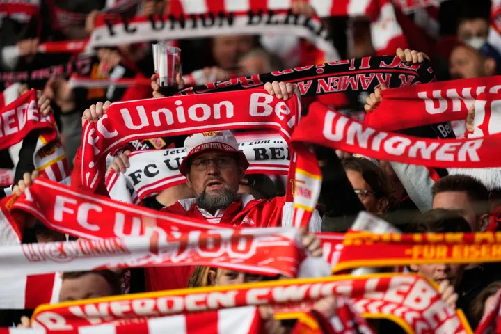 Studie: Mehr Auswärtsfans bei Fußballspielen steigern Siegchancen