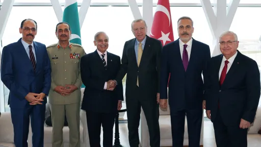 اردوغان در دیدار با شهباز شریف در باکو بر حفظ آتشبس میان پاکستان و افغانستان تأکید کرد