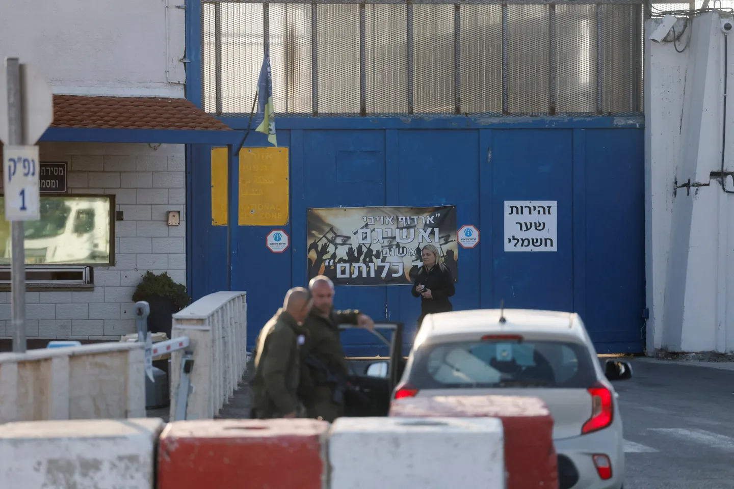 "تعذيب جسدي ونفسي".. هيئة الأسرى تكشف انتهاكات قاسية بحق فلسطينيين في معسكر "جلعاد" داخل سجن عوفر