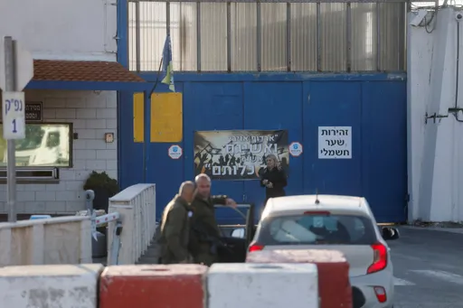 "تعذيب جسدي ونفسي".. هيئة الأسرى تكشف انتهاكات قاسية بحق فلسطينيين في معسكر "جلعاد" داخل سجن عوفر