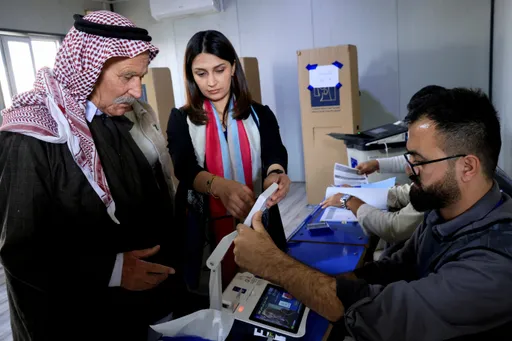 تصويت مرتفع في انتخابات العراق البرلمانية.. ومسؤولون: التصويت يجري بشفافية عالية