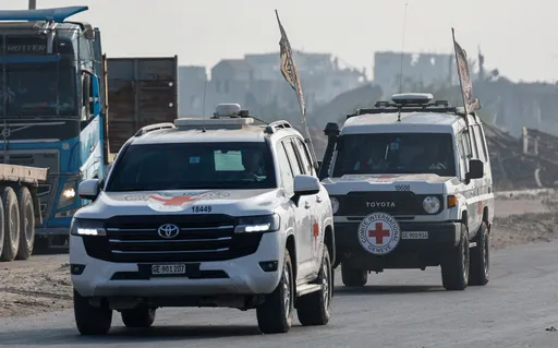 الاحتلال يتسلم رفات الأسير "غولدين" عبر الصليب الأحمر