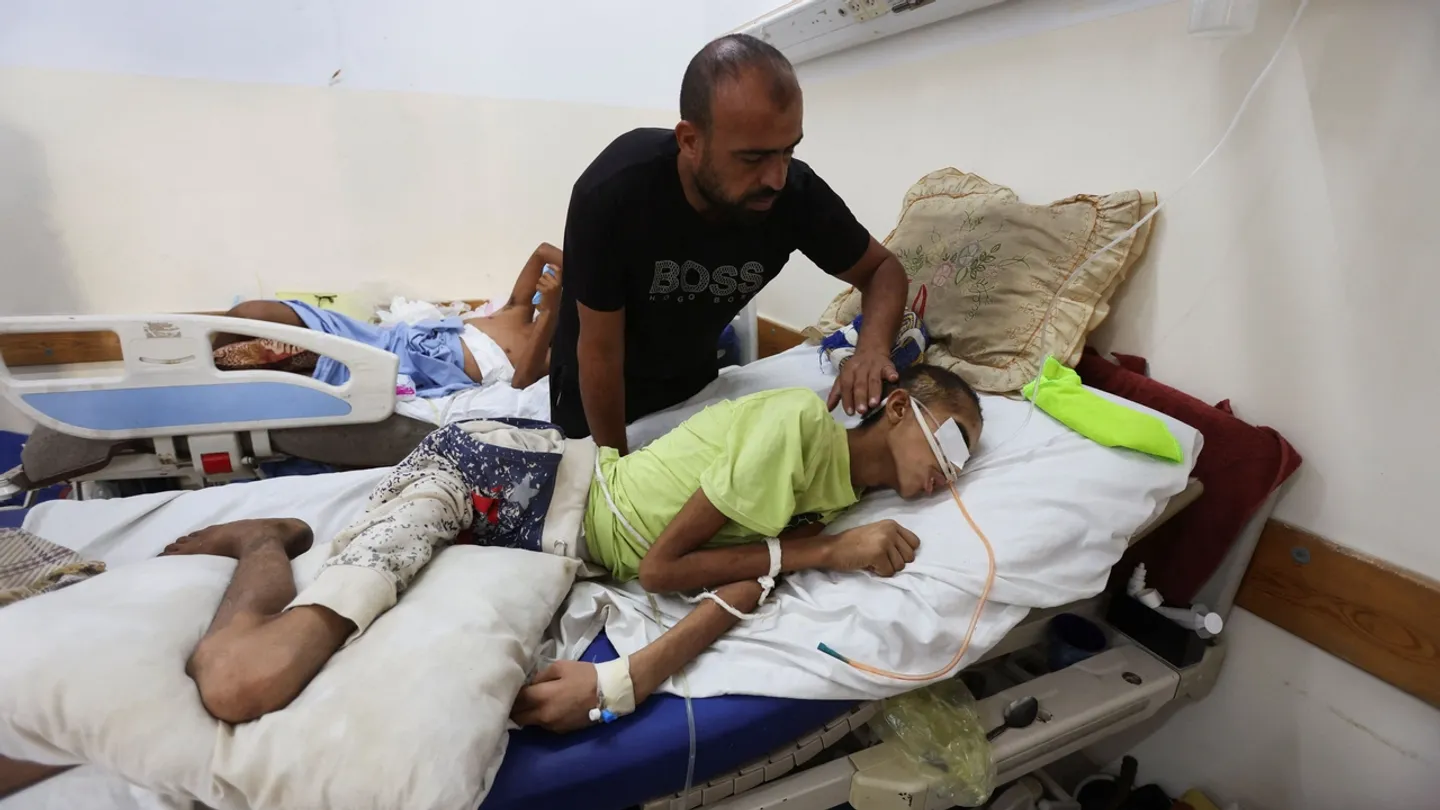 استشهاد فلسطيني في قصف على القطاع ومنظمات صحية تدعو لإجلاء عاجل للمرضى وإعادة فتح معابر غزة