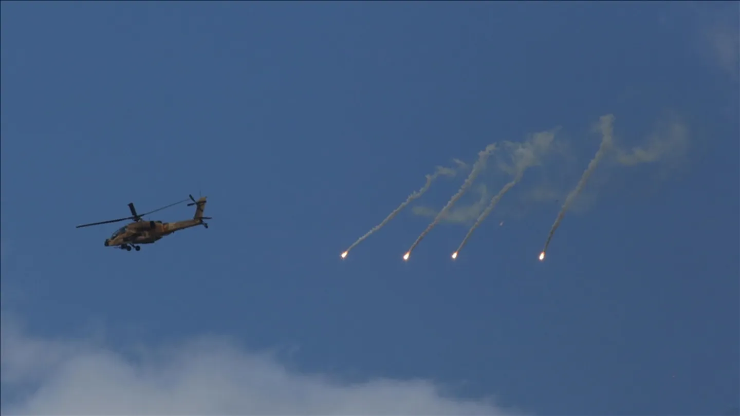 Ushtria izraelite sulmon me artileri dhe helikopterë pjesën jugore të Gazës