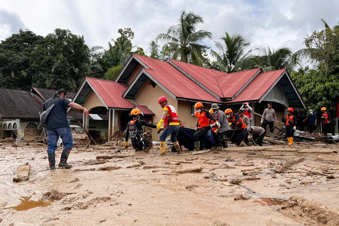 Indonesia warns of possible rain as Sumatra floods kill over 500, hundreds still missing