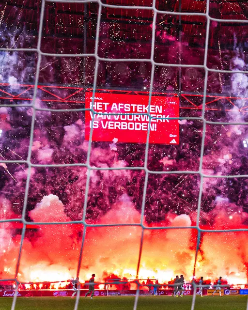Ajax : "Les feux d'artifice n'ont pas leur place dans un stade"