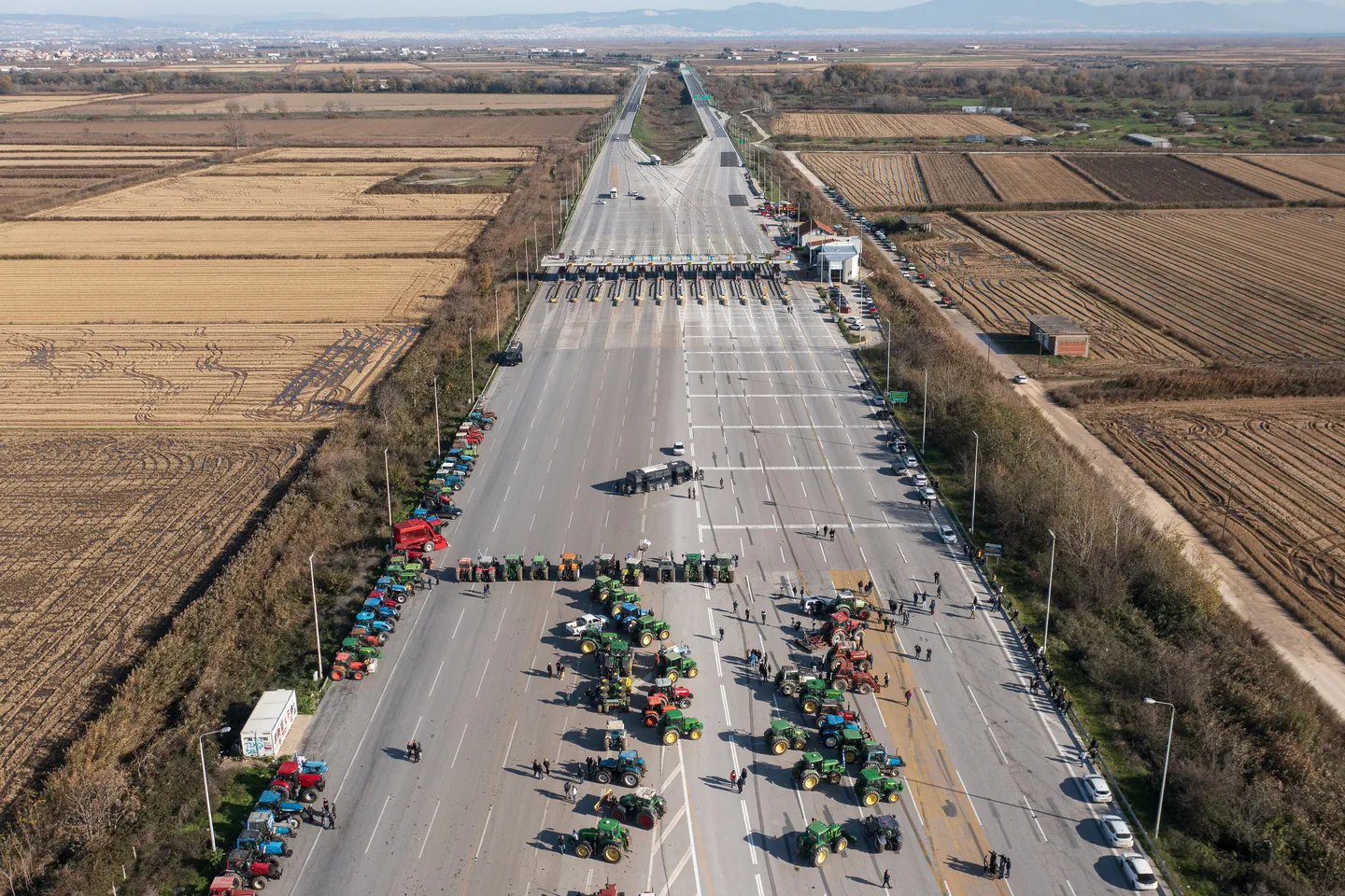 Грчките земјоделци со трактори го блокираа автопатот Атина-Солун
