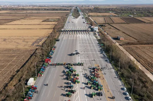 Грчките земјоделци со трактори го блокираа автопатот Атина-Солун